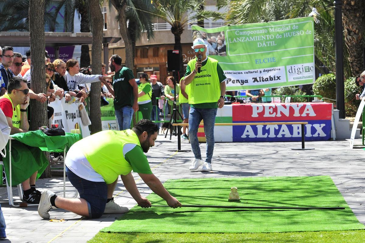 Medición de uno de los lanzamientos en el Campeonato Mundial de hueso de dátil de Elche