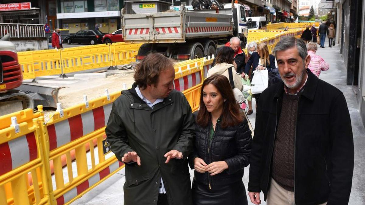 La alcaldesa pasea entre las obras de Alcalde Marchesi.   | // VÍCTOR ECHAVE