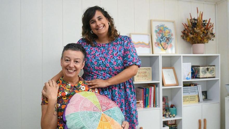 Mónica Portela y Rocío Salgado, en la consulta donde se llevará a cabo el taller de apoyo a familiares.   | // ARCAY / ROLLER AGENCIA