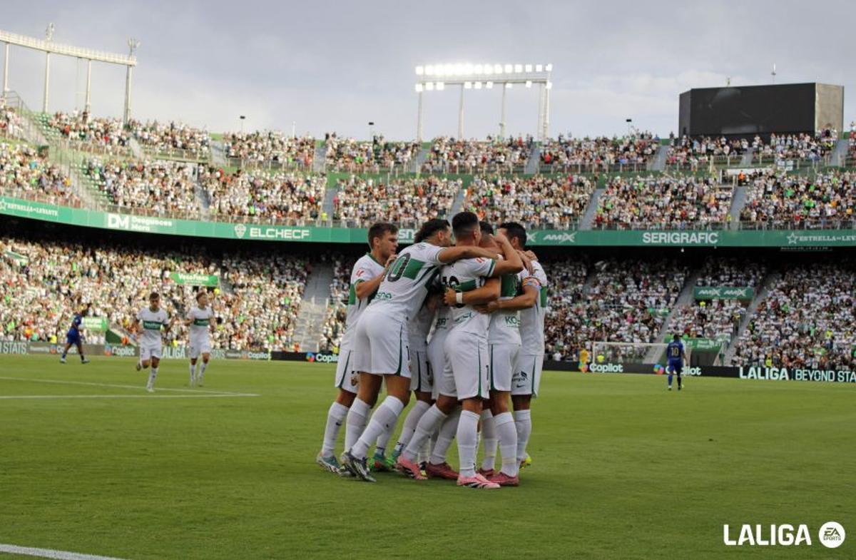 El Elche, en grupo, tras el gol que le dio el triunfo en el Martínez Valero ante el Oviedo