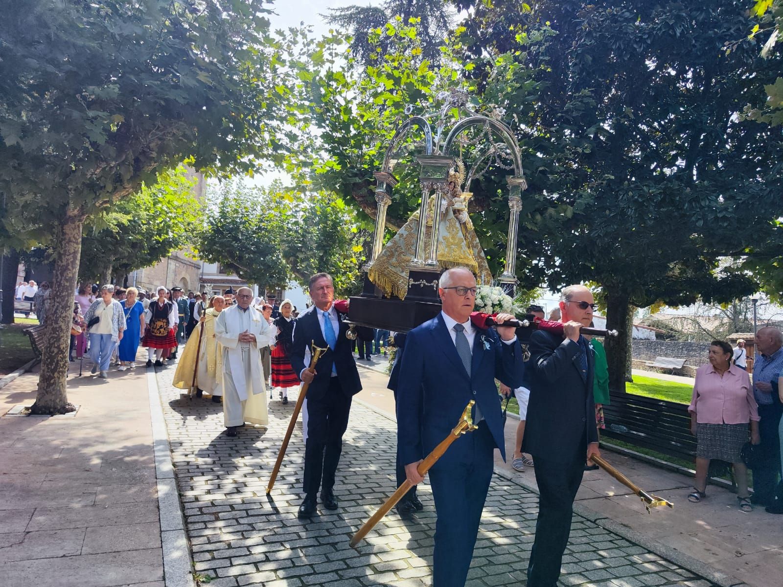 Villaviciosa vibra con la Portalina y la danza del Portal