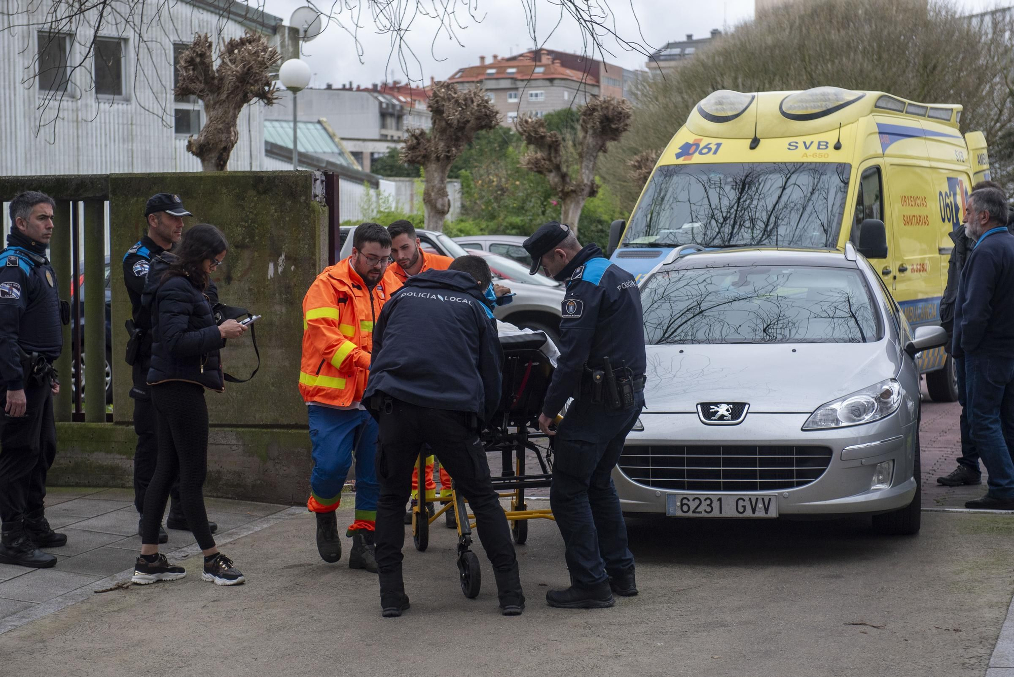 Herido en A Coruña el conductor de un patinete eléctrico al chocar en la acera con un turismo