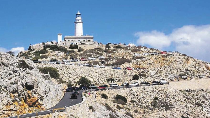 Imagen del faro de Formentor saturado de vehículos privados, una imagen que pretende evitarse.