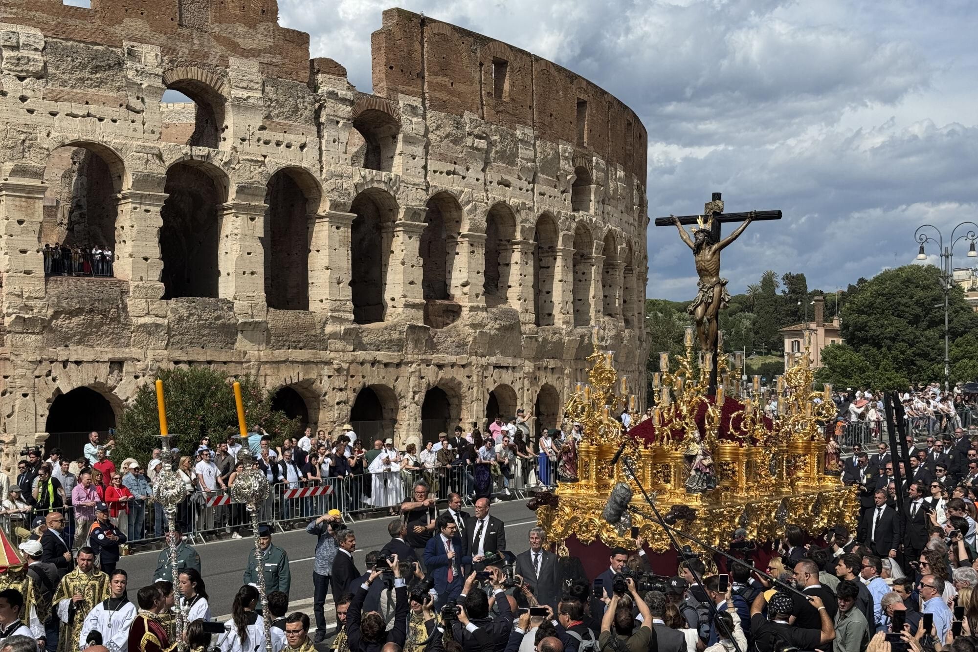 ROMA (ITALIA), 17/05/2025.- Nazarenos participan en una procesión histórica y que difícilmente se volverá a repetir en la que el paso del Nazareno de la Cofradía del Dulce Nombre de Jesús Nazareno -imagen del siglo XVII- ha estado acompañado de otros emblemáticos pasos de la Semana Santa española como el Cristo de la Expiración 'El Cachorro' (Sevilla), y la Virgen de la Esperanza Coronada (Málaga), este sábado en Roma (Italia). EFE/ Daniel Cáceres