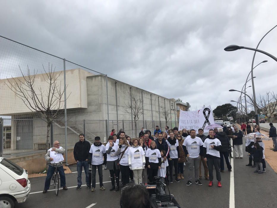 Cerca de cien personas reclaman la mejora urgente de la carretera ses Salines-Colònia de Sant Jordi