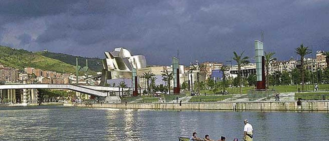 Una de las rutas discurre a lo largo del paseo junto a la RÃ­a y sus puentes, con vistas al museo Guggenheim (al fondo).