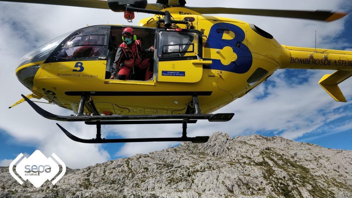 Imagen de archivo del helicóptero del SEPA en un rescate de montaña.