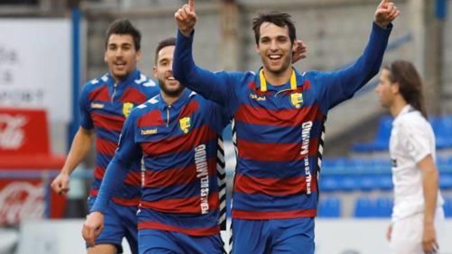 Manel Martínez (Llagostera), celebrant el gol contra l&#039;Hércules.