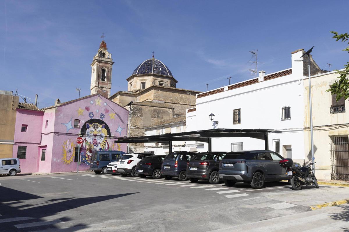 Las placas solares ubicadas en el aparcamiento que se ha creado en la plaza contigua al edificio.