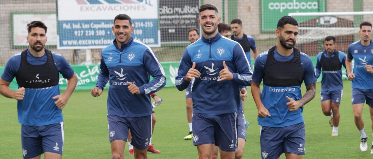 Varios jugadores del Cacereño, durante un entrenamiento de esta semana.