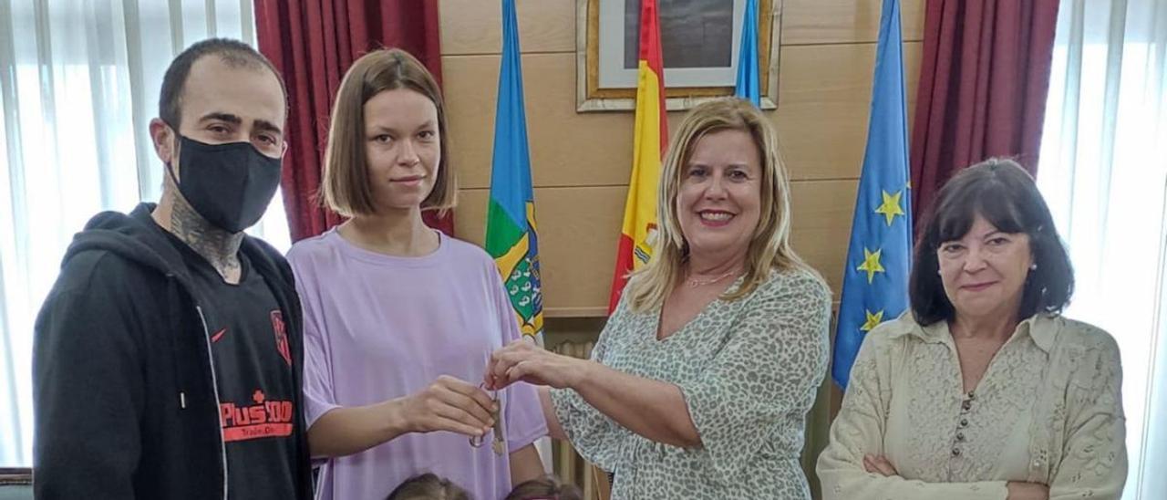 Beni Brito y su esposa, Anna Fernández, con las pequeñas Mia y María, reciben las llaves de su nueva casa de manos de la alcaldesa, Carmen Arbesú, y la concejala de Vivienda, Sara Blanca Fernández. | LNE