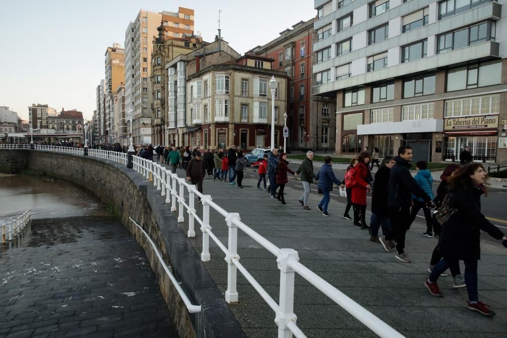 Cadena humana contra el racismo y la xenofobia