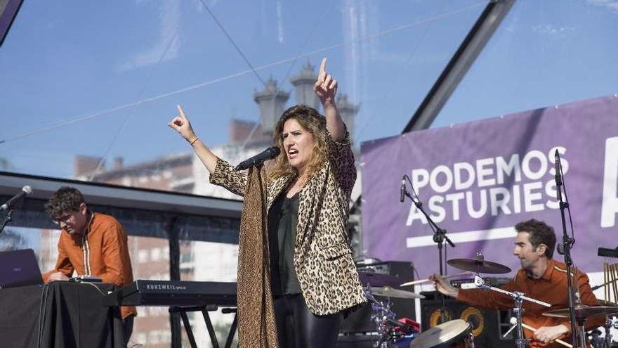 Anabel Santiago, ayer, durante su actuación en el acto de Somos y Podemos.