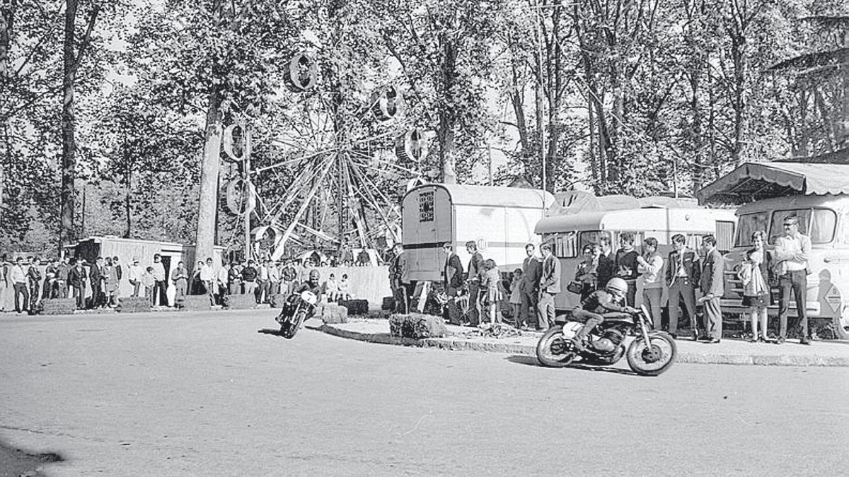 ESPORTS A LA DEVESA: Una carrera de motocicletes al voltant del parc