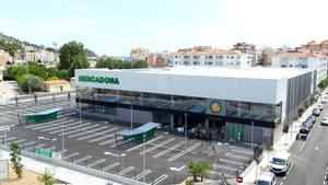 fotografia exterior-del-supermercat-mercadona-que-obre-avui-les-seves-portes-a-blanes-girona