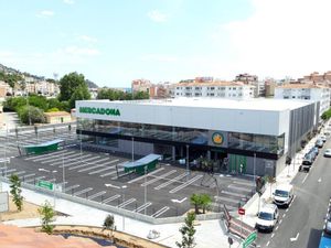 fotografia exterior-del-supermercat-mercadona-que-obre-avui-les-seves-portes-a-blanes-girona