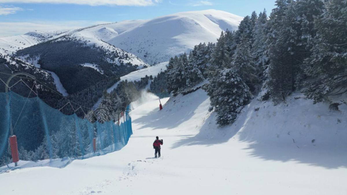 Un trabajador de La Molina recorre una pista para asegurar y uniformizar el terreno, después de las nevadas del pasado noviembre