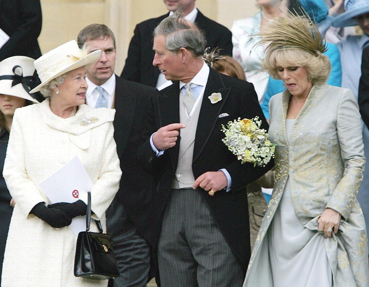 Príncipe Carlos de Inglaterra. El príncipe Carlos de Inglaterra (c) y su ya esposa, Camilla Parker Bowles (d), salen de la capilla de San Jorge en el castillo de Windsor, donde han recibido la bendición religiosa después de casarse por lo civil en el ayuntamiento de Windsor, Inglaterra, Reino Unido,