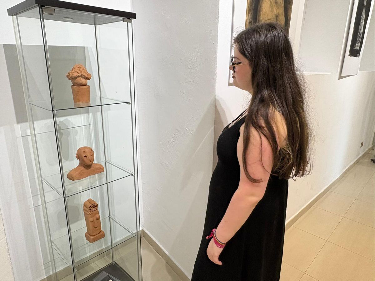 Estela Rodíguez observa las escultura realizadas.