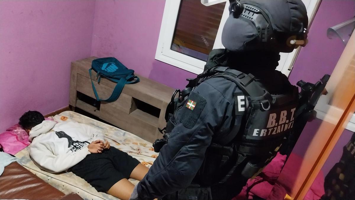 Un momento de la operación policial antidroga.