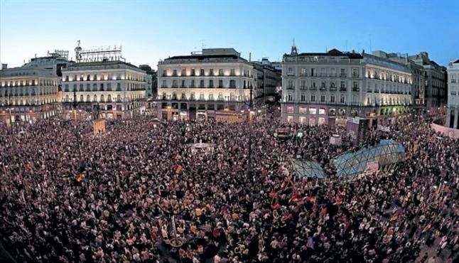 La gente sale a la calle para reivindicar la República