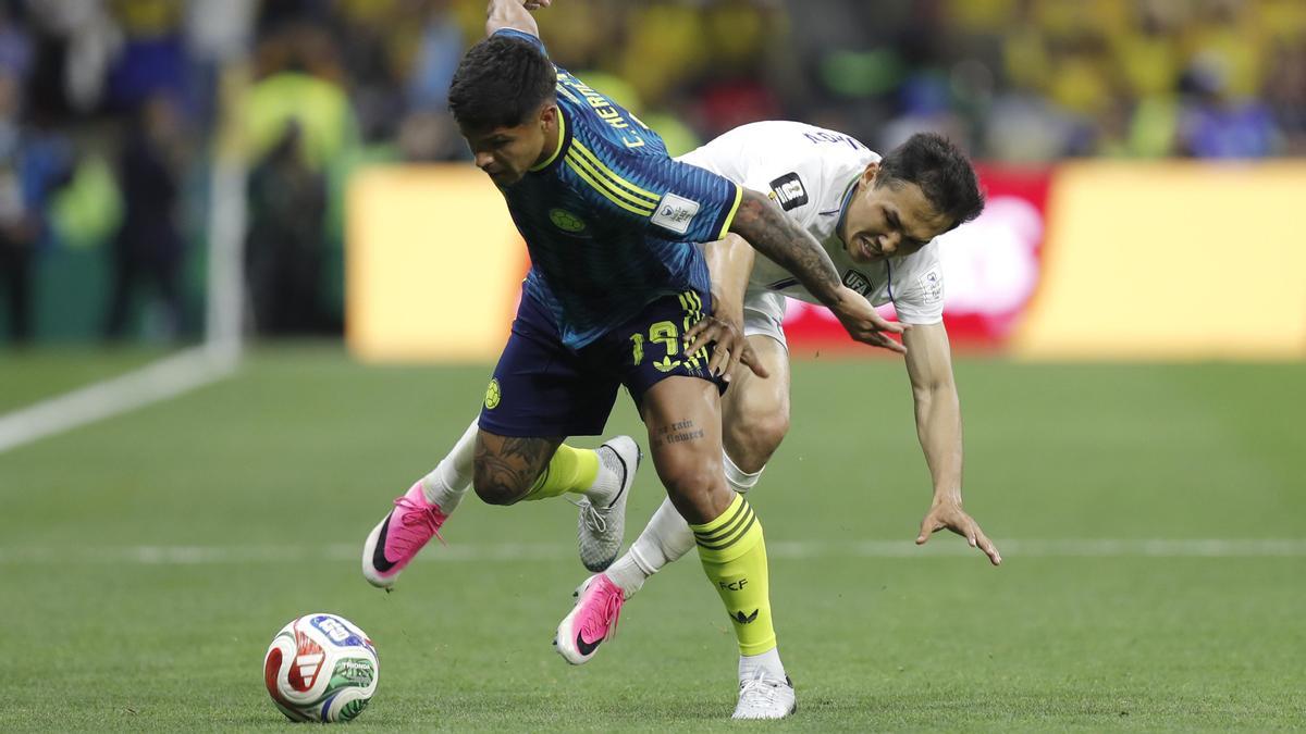 Cucho Hernández intenta zafarse de Shukurov en el Colombia-Uzbekistán del Mundial 2026 en el Ciudad de México