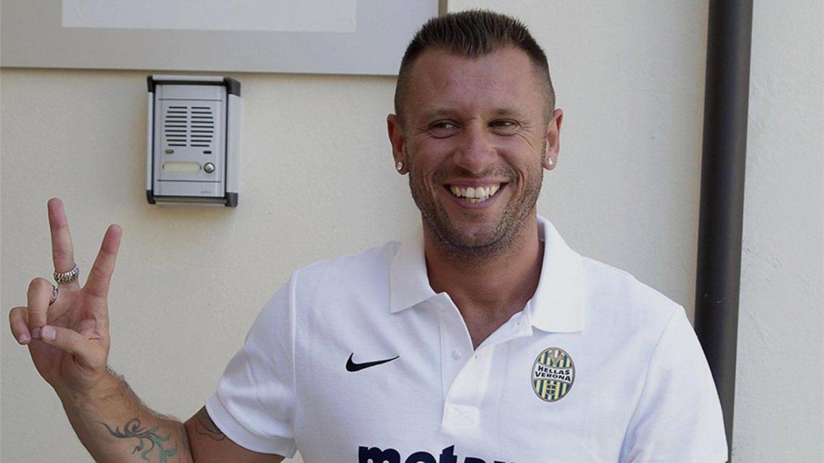 Antonio Cassano posa antes del reconocimiento médico con el Hellas Verona el 10 de julio de 2017