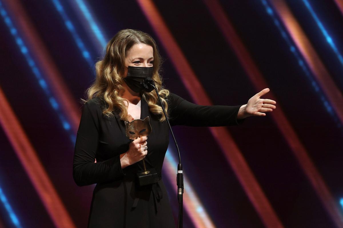 ’Las niñas’ y ’Antidisturbios’, vencedoras en los Premios Feroz. En la foto, Pilar Palomero, con el Feroz al mejor guion por ’Las niñas’. 