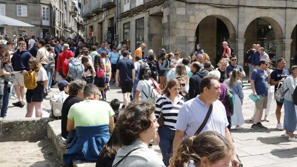Turistas pasean pola cidade histórica de Compostela