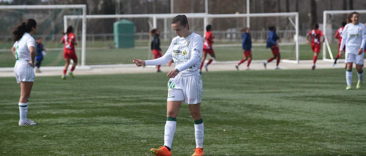 María Lara se lamenta tras un gol rival, durante el pasado choque ante el Rayo Vallecano en la Ciudad Deportiva.