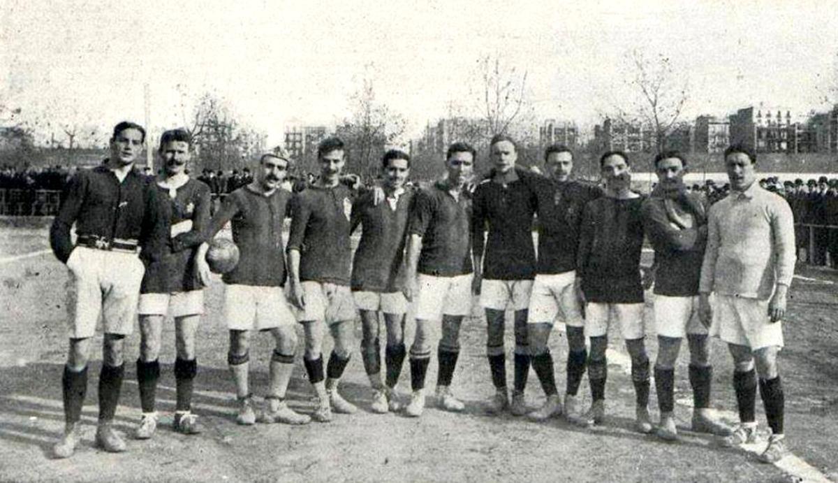 El equipo azulgrana que  jugó el 6 de enero de 1911 contra el United Hospitals (0-4). De izquierda a derecha: Pattullo, Charles Wallace, Peris, Forns, Grau, Amechazurra, Percival Wallace, Arseni Comamala, Peris, Carles Comamala y Solà