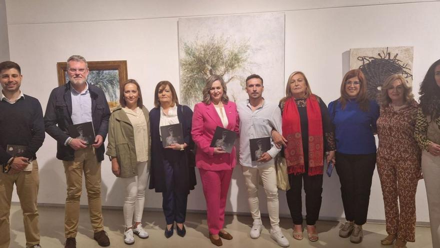 Autoridades y familiares de Paco Ariza, durante la inauguración de la exposición en el Museo Histórico.