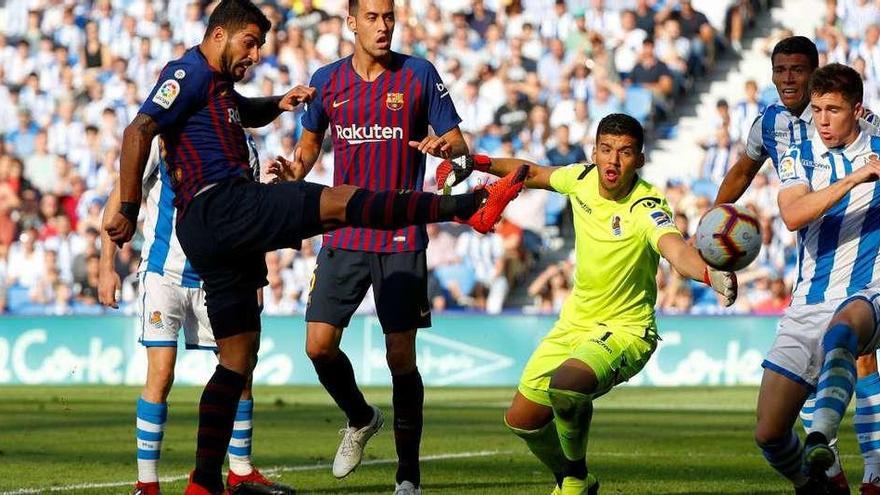 Luis Suárez remata en la jugada del gol del empate del Barcelona.