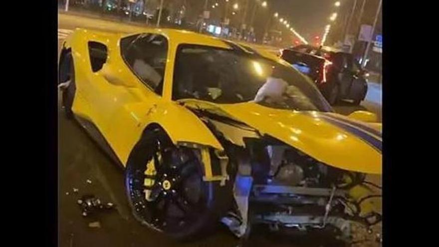 El Ferrari de color groc després del sinistre.
