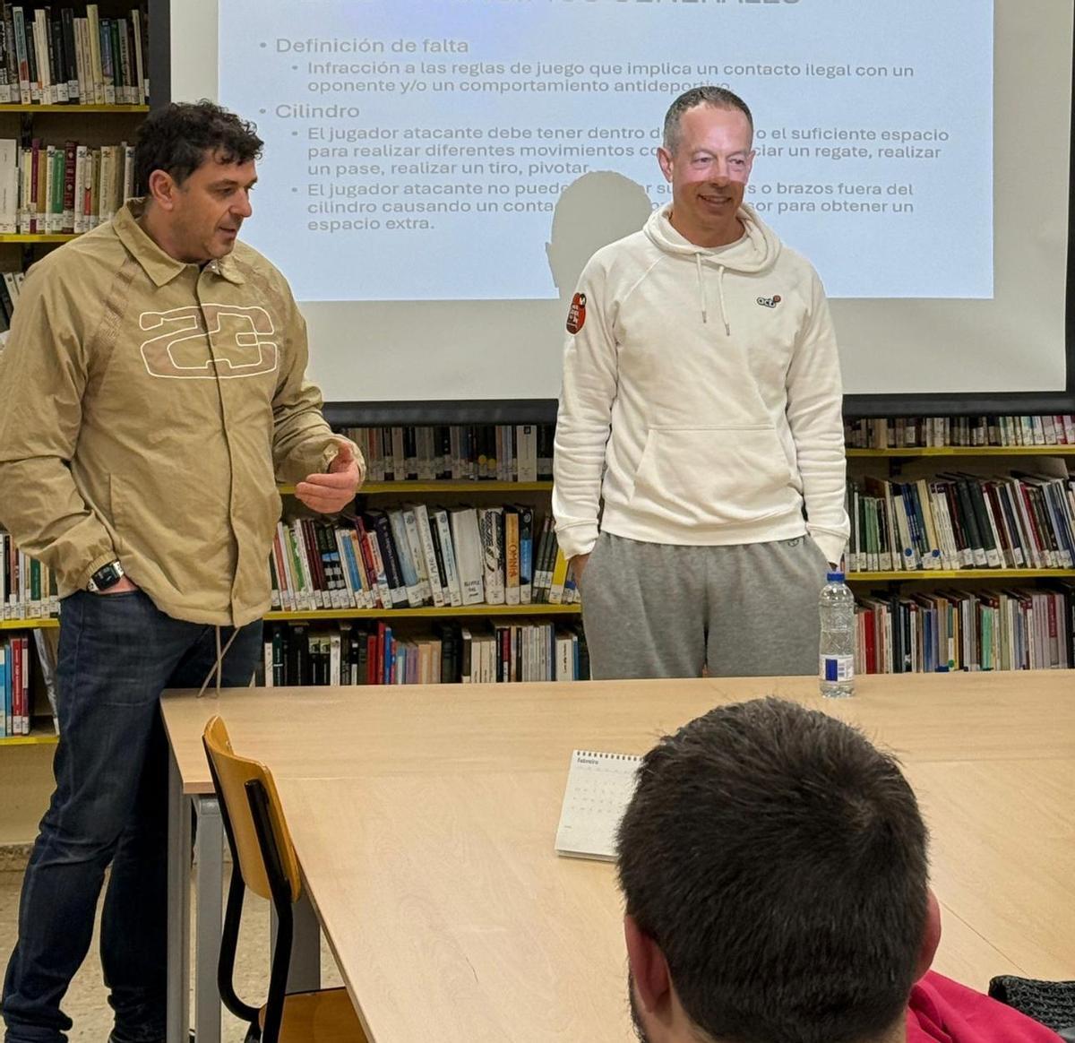 El árbitro coruñés durante la charla.