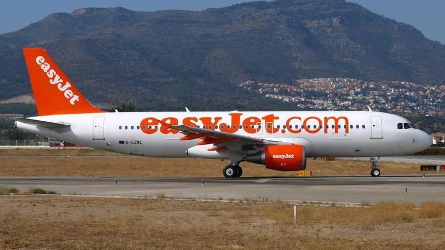 Un avión de Easyjet, en el aeropuerto de Málaga.