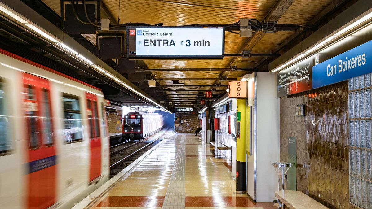 Una de las nuevas pantallas del Metro de Barcelona, en la estación de Cornellà Centre.