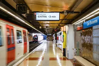 El metro de Barcelona ya tiene pantallas informativas nuevas en todas las estaciones
