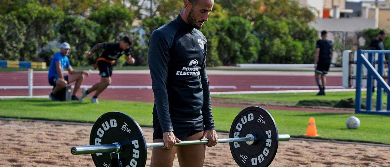 Alejandro Gálvez, defensa de la UD Ibiza, se aplica en sus ejercicios físicos durante el entrenamiento de este jueves en Can Misses-3.