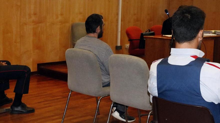 D&#039;esquenes i custodiat pels Mossos d&#039;Esquadra, el pedòfil de Girona que s&#039;enfronta a 18 anys de presó durant el judici al Jutjat Penal 3