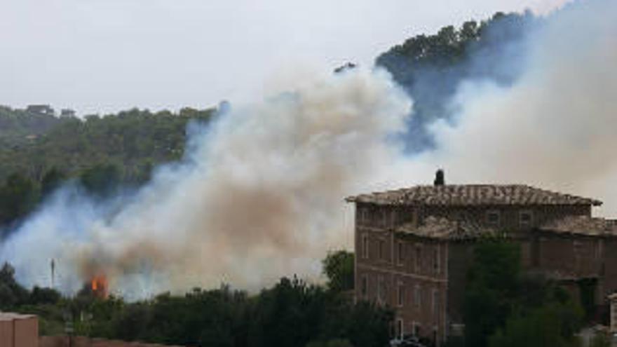 Blick auf die Schule und den Brand