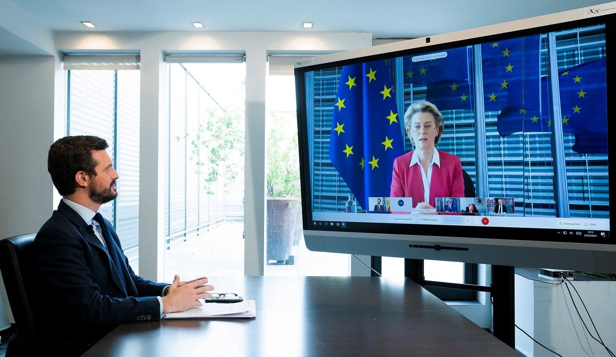 El presidente del PP, Pablo Casado, escucha la intervención de la presidenta de la Comisión Europea, Ursula von der Leyen, mientras participa de forma telemática en la Cumbre de líderes del Partido Popular Europeo