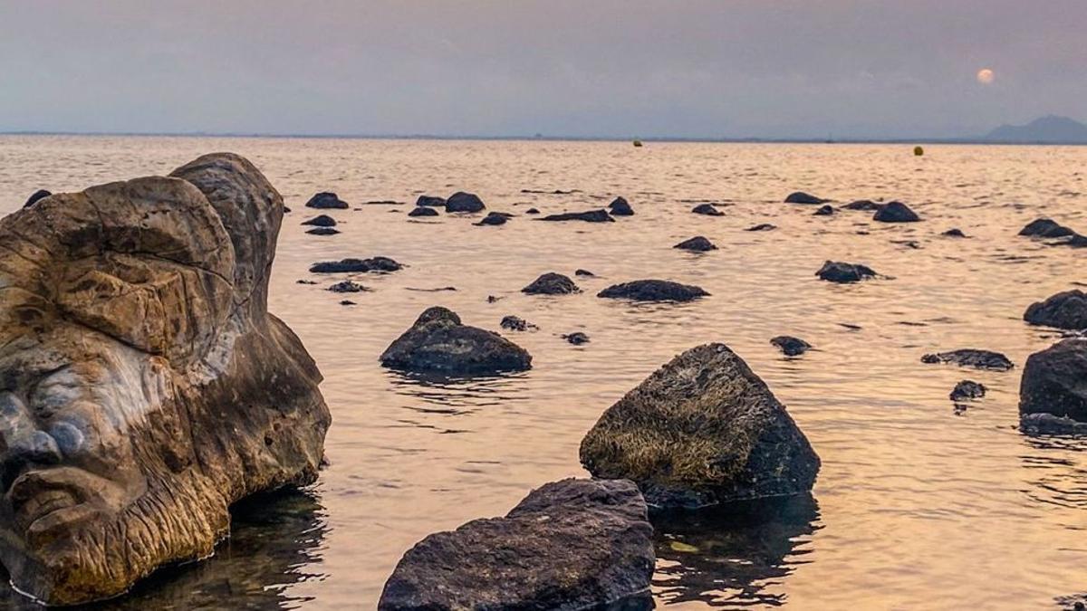 El fauno tallado en piedra, con gesto serio y facciones duras, y una densa barba que rodea toda la cara.