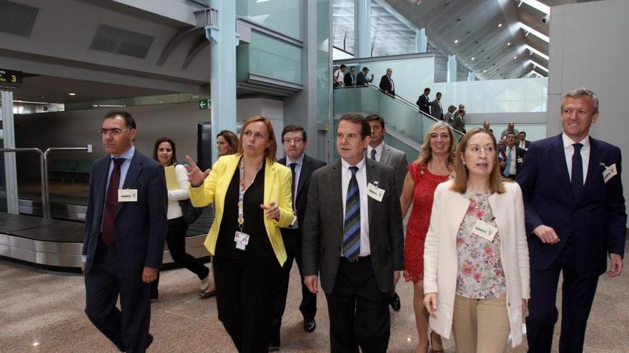 Ana Pastor recorre Peinador en compañía de autoridades y el grupo que trabajó en la ampliación. / MARTA G. BREA