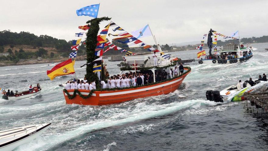 La procesión de la Virxe do Carme cita a cerca de 400 barcos en A Illa