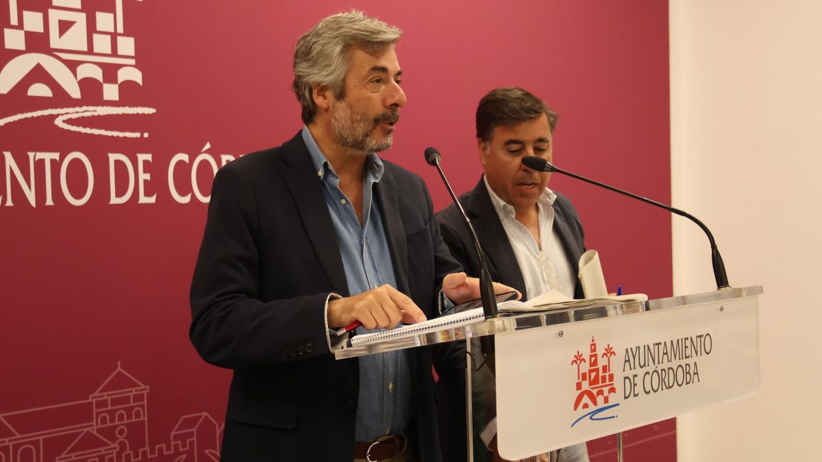 Miguel Ángel Torrico, junto a Miguel Ruiz Madruga, en la comparecencia de hoy en el Ayuntamiento de Córdoba.
