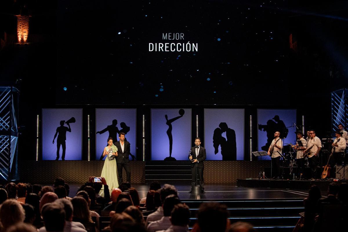 El cineasta J.A. Bayona sostiene el premio que lo acredita como mejor director por 'La sociedad de la nieve'.