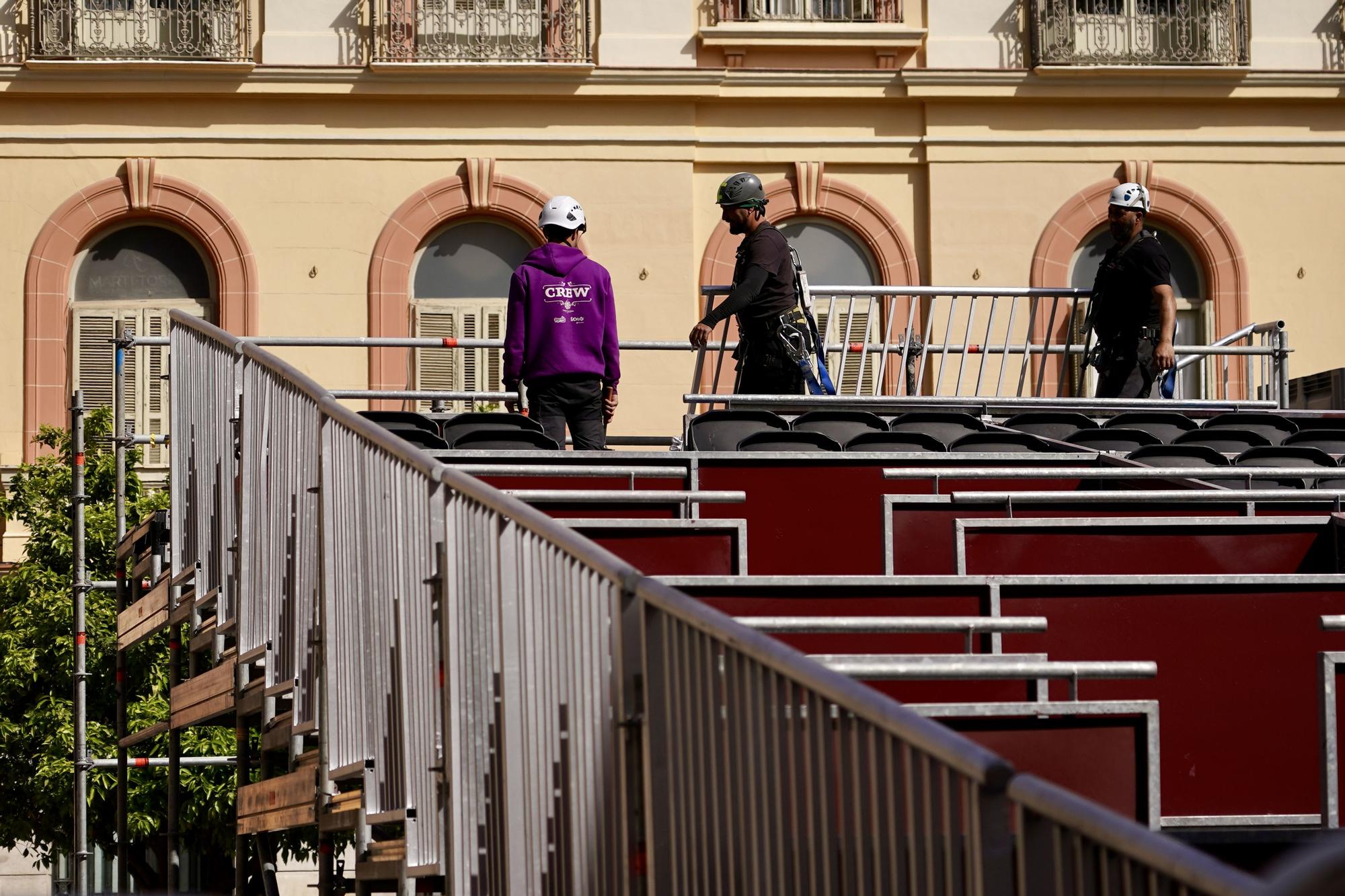 Instalación en la Alameda Principal y la plaza de la Constitución de las tribunas y los palcos para el recorrido oficial de la Semana Santa de Málaga. 