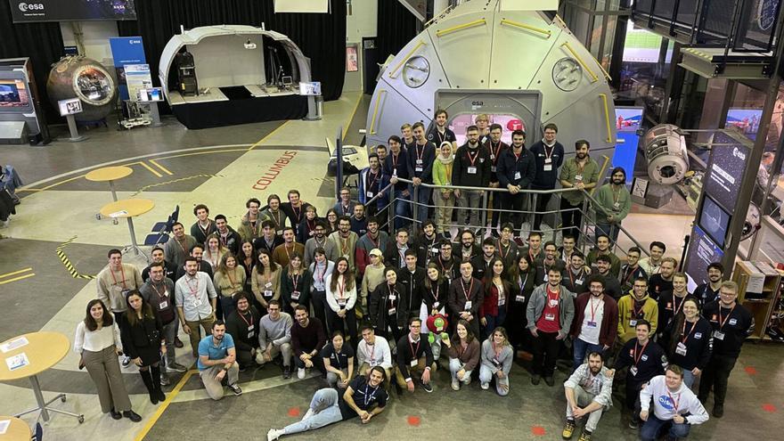 Los doce equipos, durante su
estancia en el Estec, 
en Países Bajos.  | // DUVI