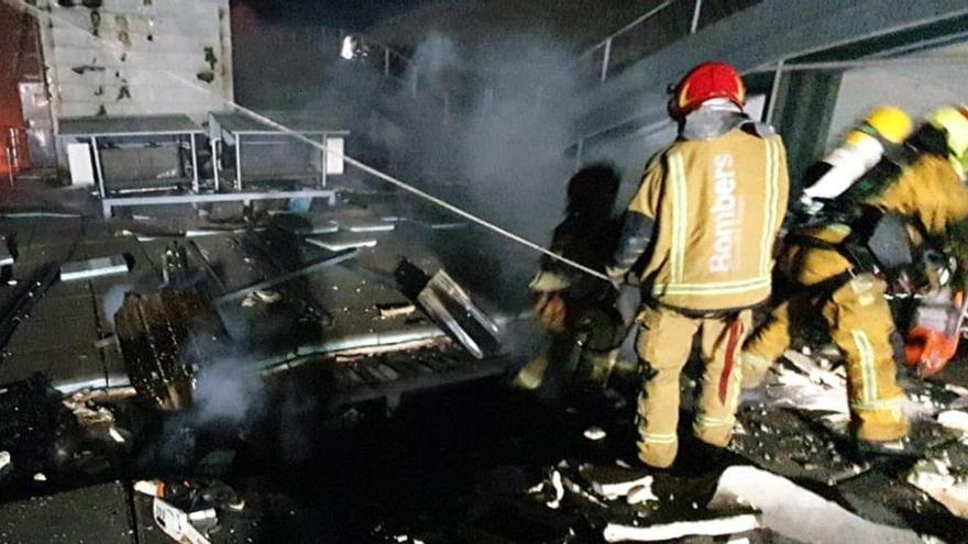 Los Bomberos de Elche rescatan de madrugada a una mujer atrapada seis horas en su balcón